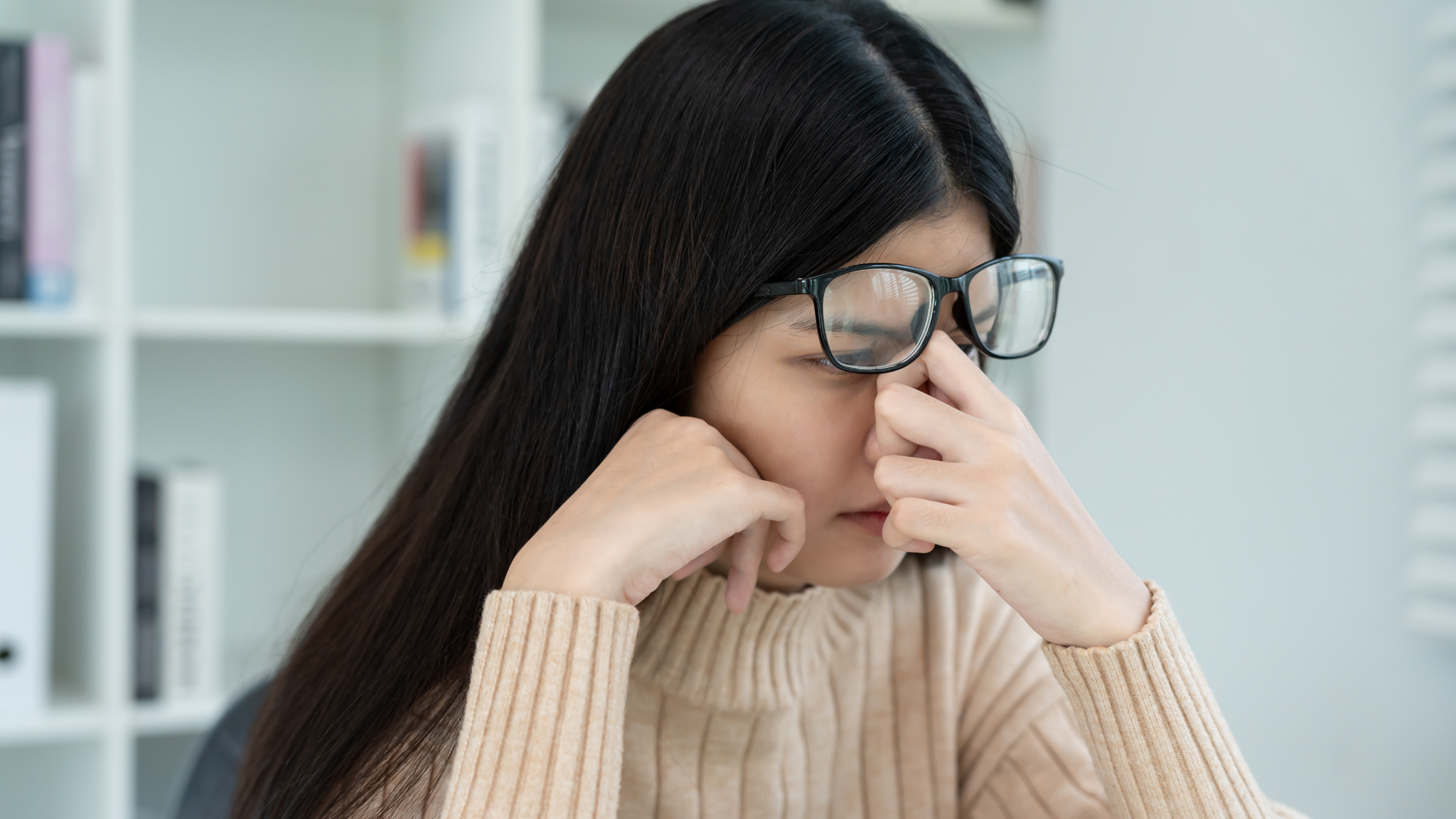 Work, Travel & Screen Time: Why Lokamrit Roll-On for Migraine.